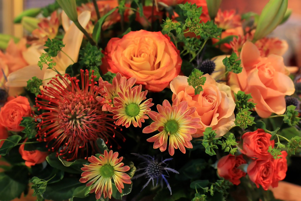 Composition florale aux tons orangés